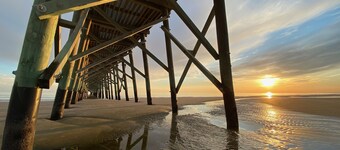 Quiet beach house steps away from the ocean with private pier to view the marsh.