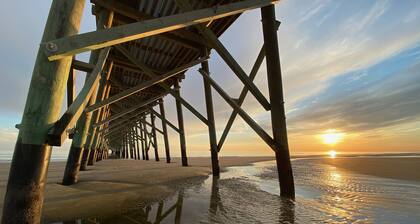 Quiet beach house steps away from the ocean with private pier to view the marsh.