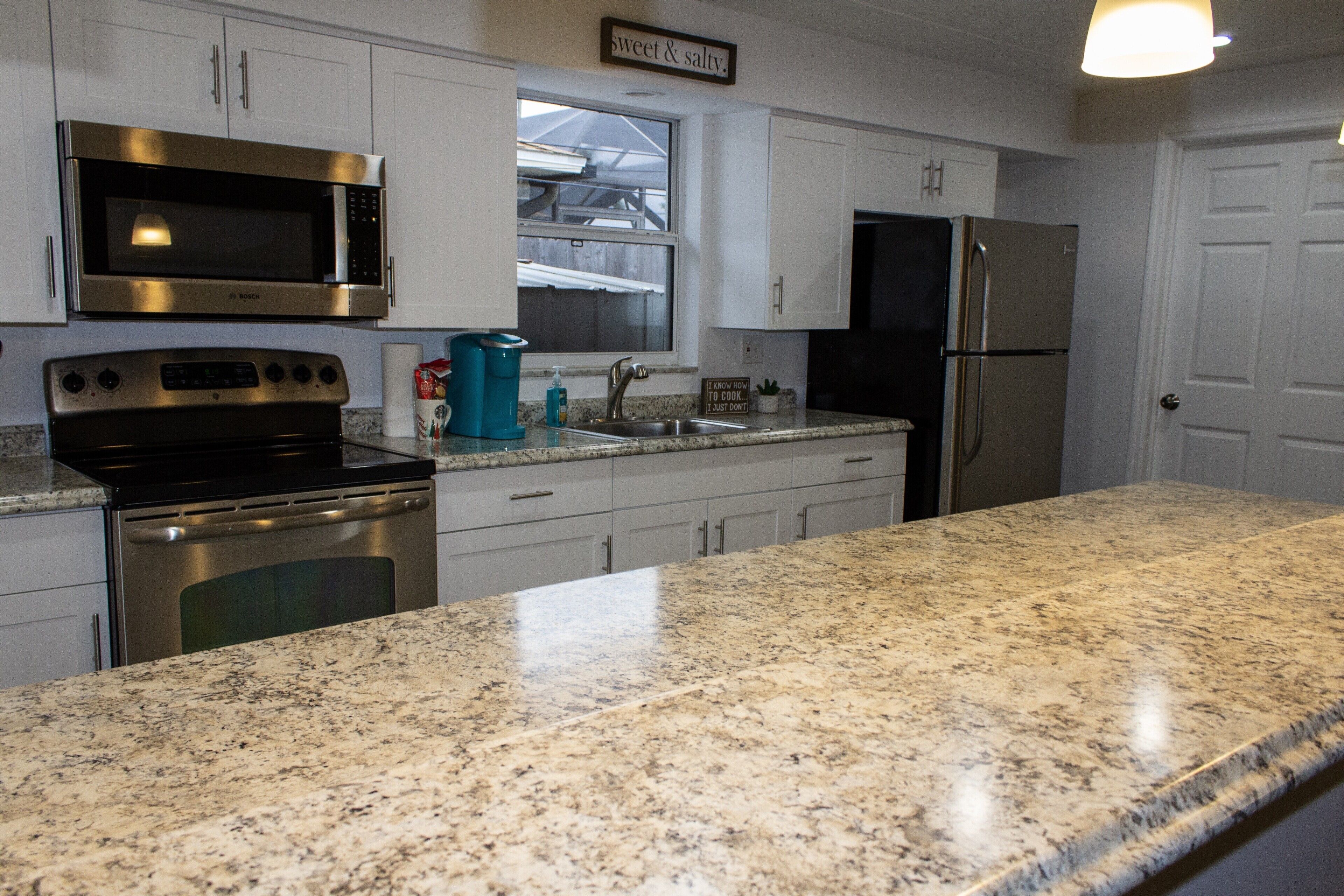 ثلاجة، ميكروويف، فرن، موقد طهي مسطح