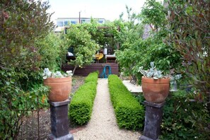 Property grounds - Charming cottage (West Hobart)