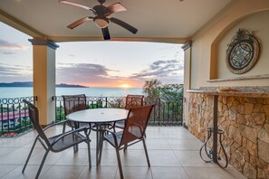 Outdoor dining - Second-floor apartment with ocean & mountain views, outdoor pool & lanai, AC (Flamingo Beach)