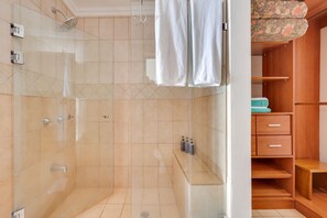 Towels - Second-floor apartment with ocean & mountain views, outdoor pool & lanai, AC (Flamingo Beach)