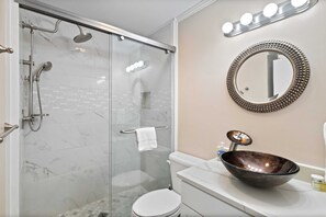 Regadera, toallas, jabón, papel de baño 
