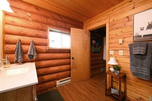 Suihkun ja ammeen yhdistelmä, hiustenkuivaaja, pyyhkeet, saippua