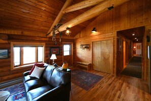 Smart TV - New Listing  Sleeps 8, 4 Bedroom, 3 Bath, 18 Miles to Yellowstone!! (Island Park)