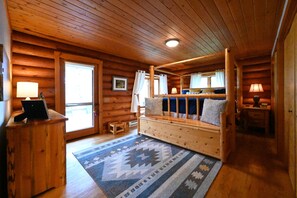 4 bedrooms, iron/ironing board, travel crib, WiFi - *New Listing* | Sleeps 8 | 4 Bedroom 3 Bath | 18 Miles to Yellowstone!! (Island Park)