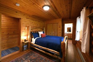 4 bedrooms, iron/ironing board, travel crib, WiFi - New Listing  Sleeps 8, 4 Bedroom, 3 Bath, 18 Miles to Yellowstone!! (Island Park)