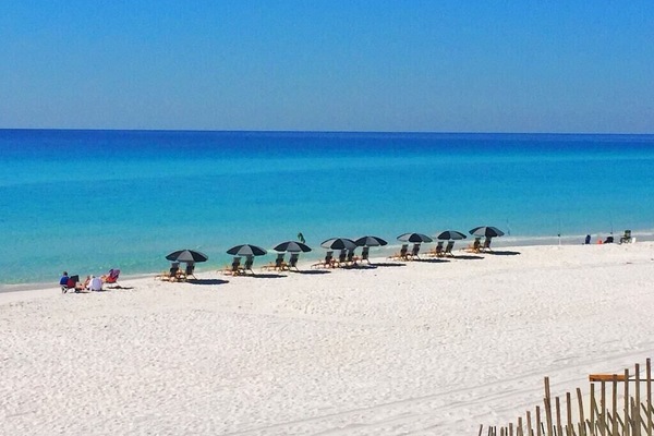 Una playa cerca, sillas reclinables de playa, toallas de playa