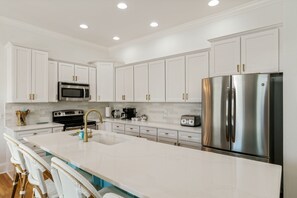 Fridge, microwave, oven, stovetop - Blue Mountain Beach-Rooftop Deck-4BD/4BA-Gorgeous Sunsets-Heated Pool! (Santa Rosa Beach)