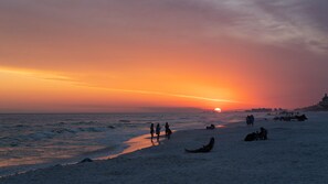 Ubicación cercana a la playa, tumbonas y toallas de playa