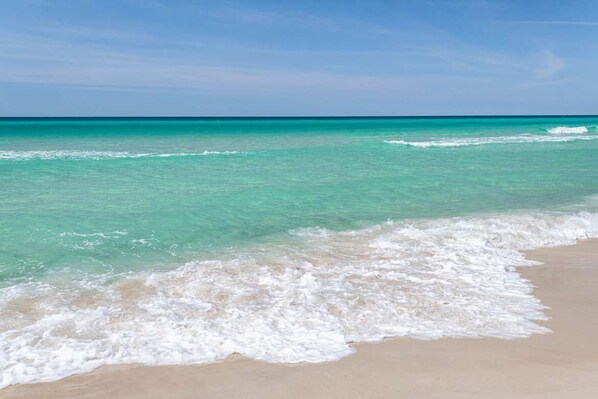 Beach nearby, sun loungers, beach towels - Blue Mountain Beach-Rooftop Deck-4BD/4BA-Gorgeous Sunsets-Heated Pool! (Santa Rosa Beach)