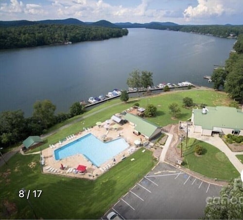 Lake Escape on Lake Tillery / Gated Community / High Speed Internet