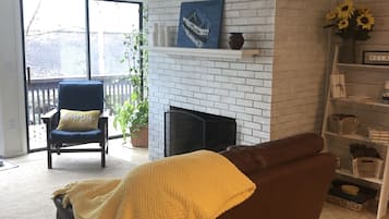 Smart TV, lareira, pebolim, mesa de pingue-pongue