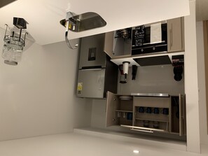 Kühlschrank, Ofen, Wasserkocher mit Kaffee-/Teezubehör