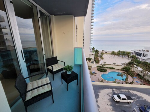 Beautiful OCEAN-VIEW apartment, right ON THE BEACH