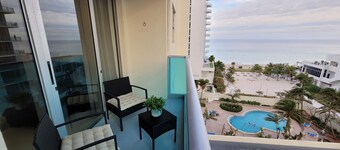 Beautiful OCEAN-VIEW apartment, right ON THE BEACH