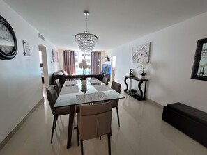 Dining - Beautiful OCEAN-VIEW apartment, right ON THE BEACH (Hollywood)