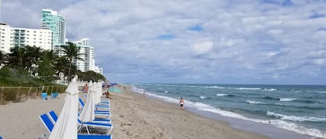 En la playa, sillas reclinables de playa, toallas de playa