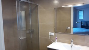 Dusche, Haartrockner, Handtücher