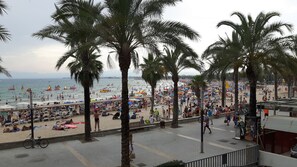 Beach - Remarkable 4-Bed Beach Apartment in Salou (Salou)