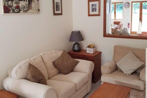 TV, stereo - 3 Bed Villa Sleeps 5 - Hot Tub, Pool, Parking (Château-Garnier)