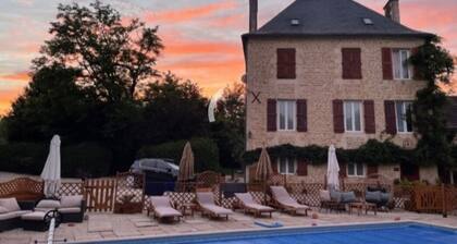 3 Bed Villa Sleeps 5 - Hot Tub, Pool, Parking