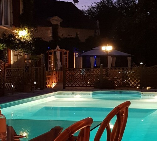 3 Bed Villa Sleeps 5 - Hot Tub, Pool, Parking