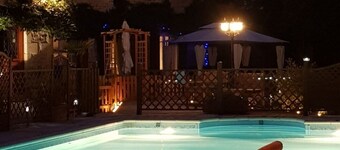 3 Bed Villa Sleeps 5 - Hot Tub, Pool, Parking