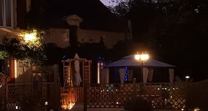 3 Bed Villa Sleeps 5 - Hot Tub, Pool, Parking