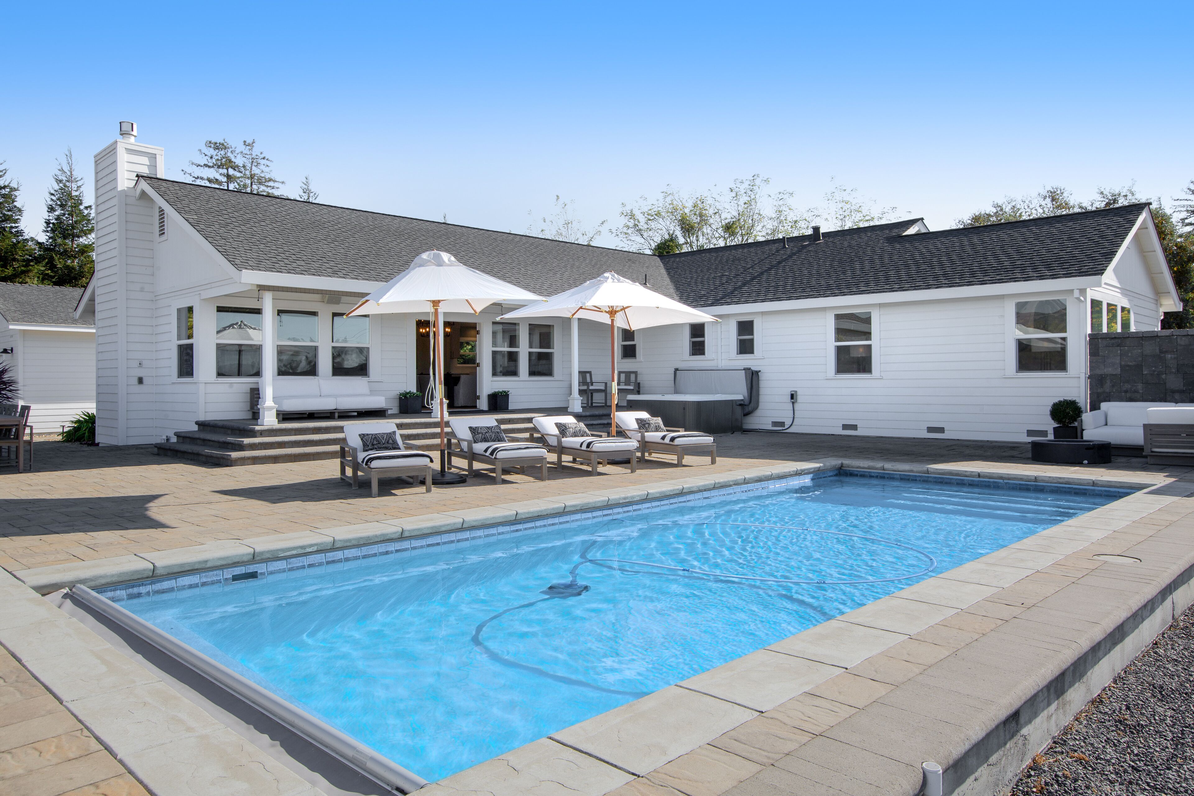 Dreamy Private Retreat w/ Gorgeous Views, Private Pool/Hot Tub & High-Speed WiFi
