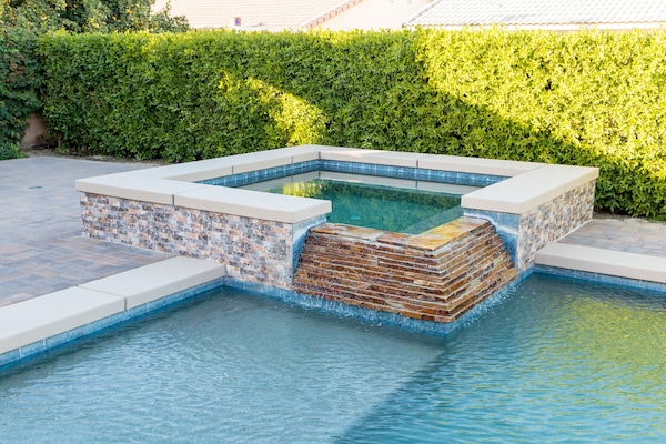 Piscina a l'aire lliure i piscina climatitzada