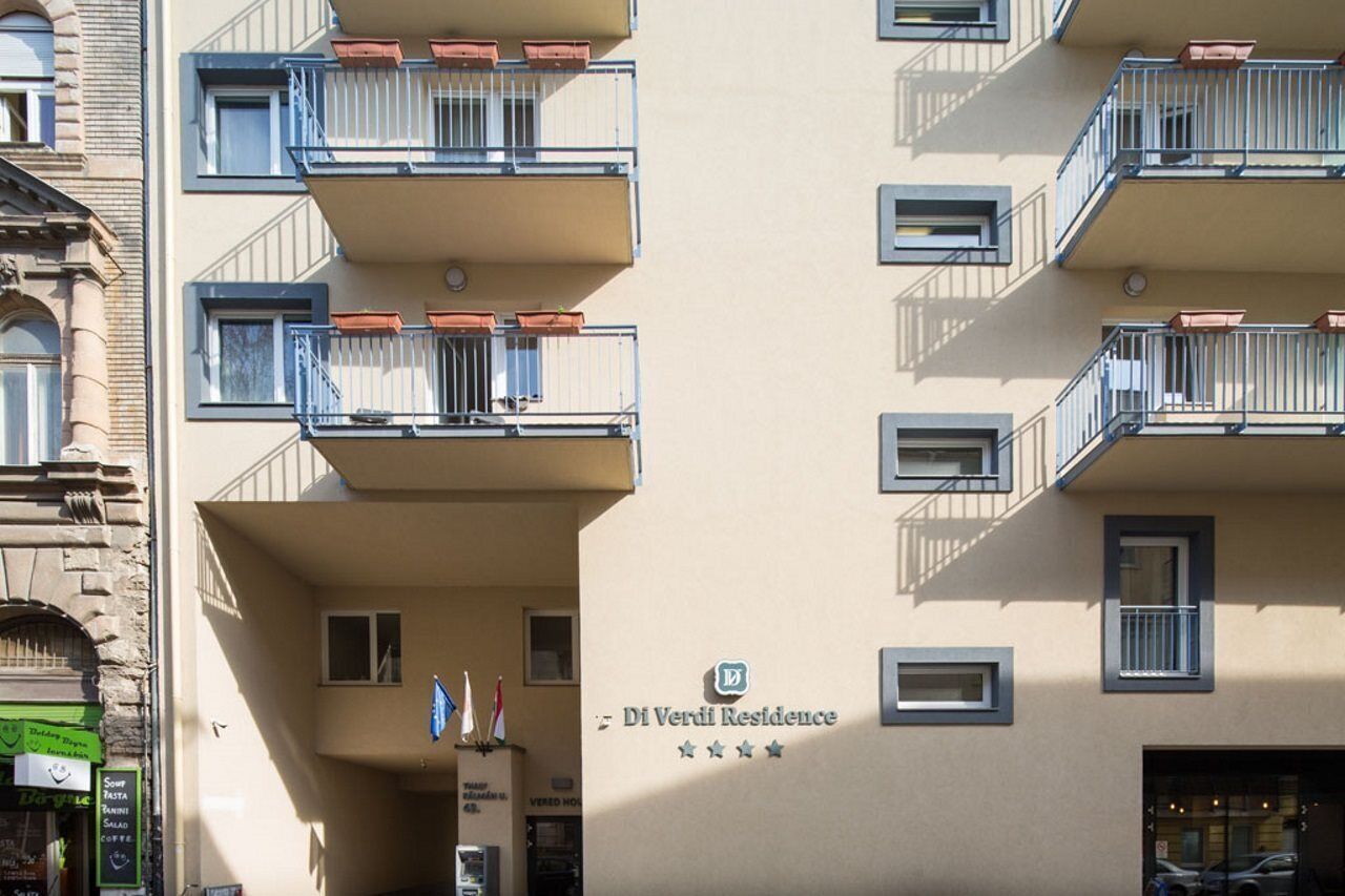 Un edificio de varios pisos con balcones y un cartel que indica "Di Verdi Residence".