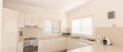 Køleskab, mikrobølgeovn, ovn, kogeplade