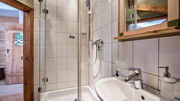 Dusche, Haartrockner, Handtücher