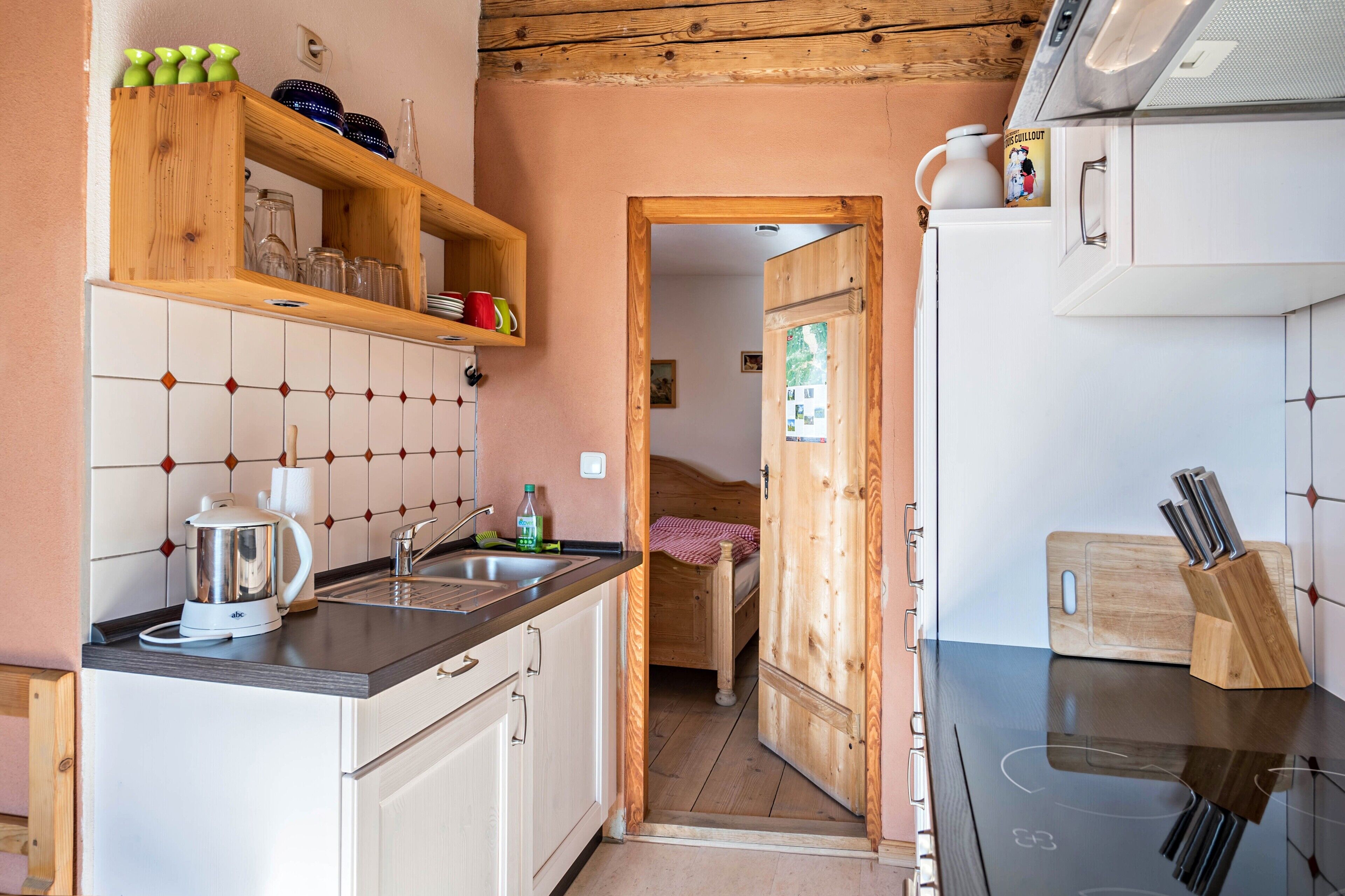 Fridge, oven, stovetop, electric kettle