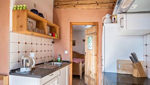 Eine Küche mit einem Holzkasten, einem Wasserkocher und einem Schneidebrett.