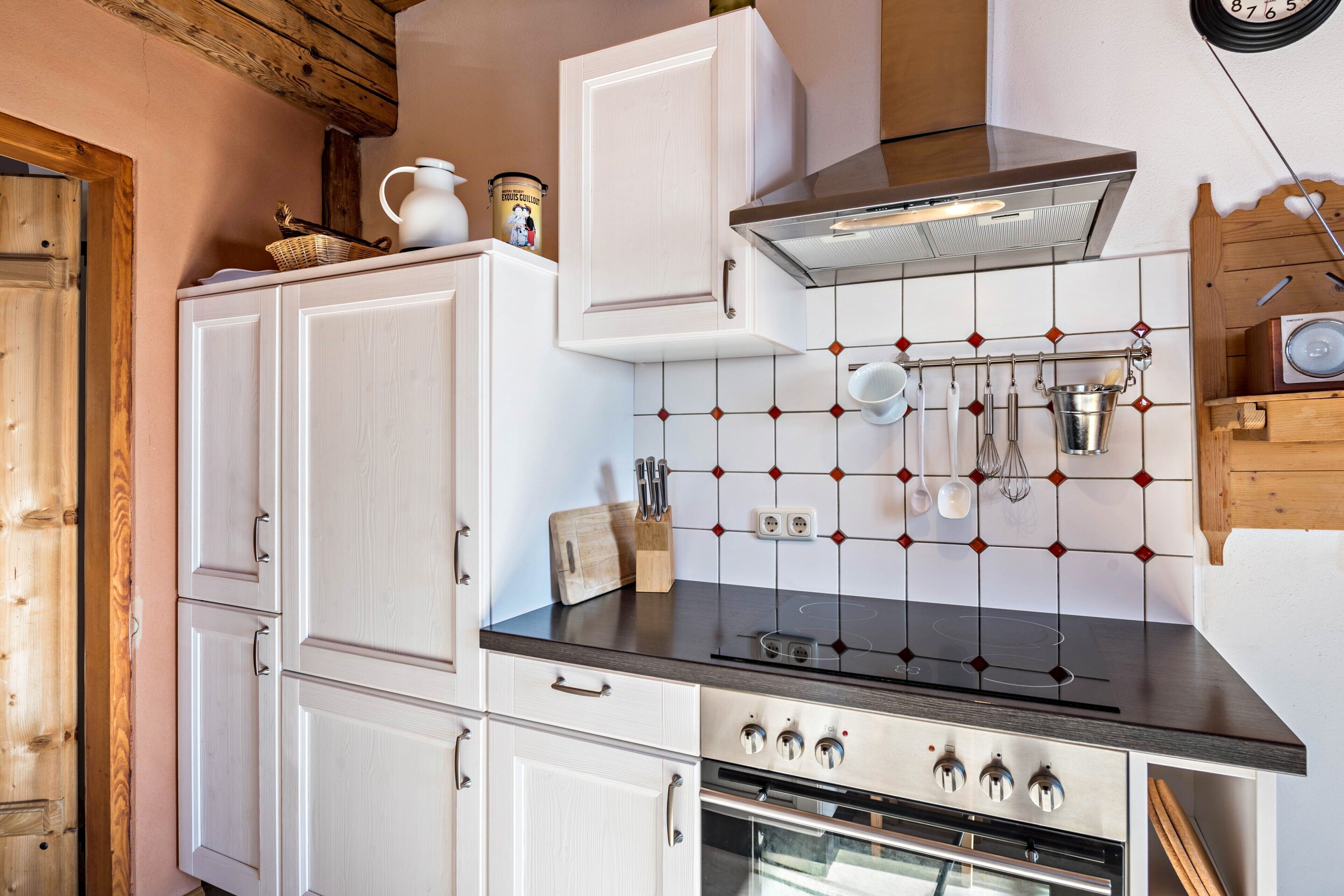 Fridge, oven, stovetop, electric kettle