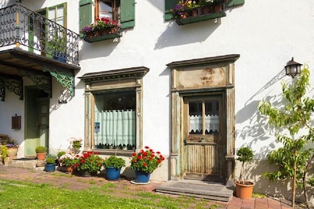 Exterior detail. Cozy Apartment "Ferienwohnung Wachsbichl" with Mountain View