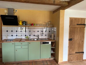Réfrigérateur, un four, surface de cuisson, lave-vaisselle