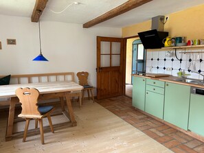 Réfrigérateur, un four, surface de cuisson, lave-vaisselle