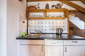 Een koelkast, een oven, een kookplaat, een vaatwasser