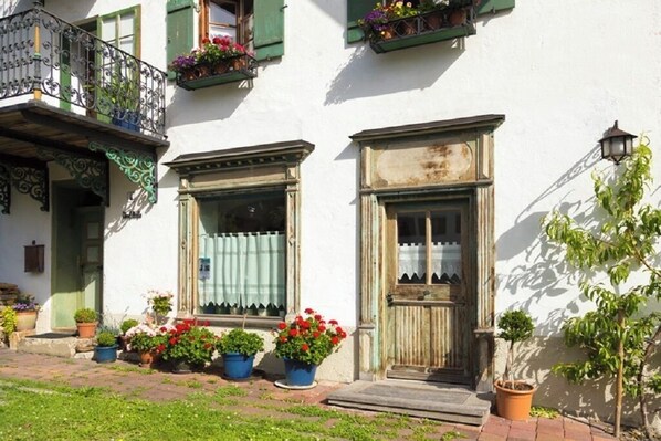 Exterior detail - Cozy Apartment "Ferienwohnung Gschwand" with Mountain View (Unterammergau)