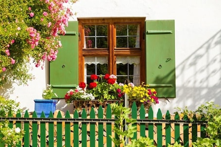 Exterior detail. Cozy Apartment "Ferienwohnung Gschwand" with Mountain View