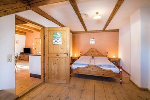 1 bedroom, free WiFi, bed sheets - Cozy Apartment "Ferienwohnung Gschwand" with Mountain View (Unterammergau)