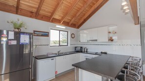 Fridge, microwave, oven, stovetop - Kestrels Rest - 116 Gippsland Street (Jindabyne)