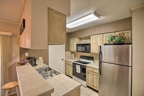 Een koelkast, een magnetron, een oven, een kookplaat