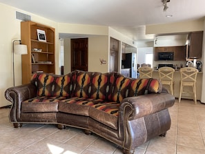 Smart-TV, Kamin, Bücher, Musikbibliothek