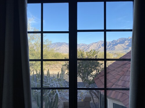 Oro Valley Retreat is the perfect home in the perfect location.