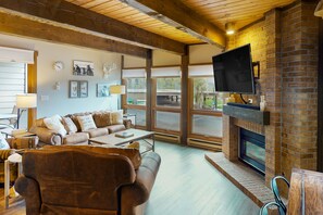 Een televisie, een open haard en boeken