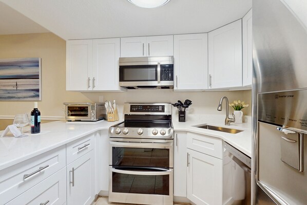 Kühlschrank, Mikrowelle, Ofen, Herdplatte